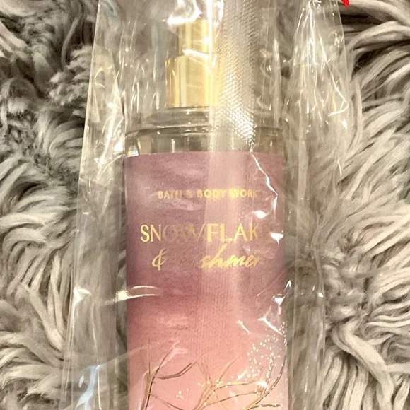 Bath and Body Works Snowflakes & Cashmere Fine Mist 8 oz, New Gift Bag🎁 - Picture 4 of 6
